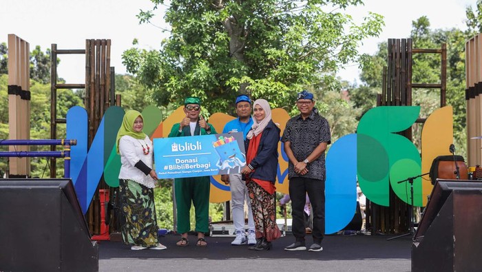 Donasi untuk Korban Gempa Cianjur Blibli menyalurkan bantuan untuk korban gempa Cianjur. Donasi ini diterima secara simbolis oleh Gubernur Jawa Barat Ridwan Kamil.
