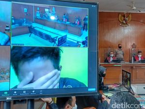 Divonis 4 Tahun Penjara, Doni Salmanan Menangis