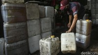 HET minyak goreng curah untuk ukuran liter sebesar Rp 14.000/liter. Sementara ukuran kilogram sebesar Rp 15.500/kg.  