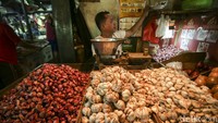 Terakhir harga bawang terpantau turun, bawang merah Rp 36.680/kg dan bawang putih Rp 29.829/kg.  
