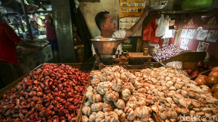 Duh, Harga Pangan Merangkak Naik Jelang Nataru Sejumlah harga pangan di akhir tahun 2022 ini terpantau mengalami kenaikan. Komoditas pangan yang tercatat mengalami kenaikan mulai dari minyak goreng curah, beras, cabai, bawang hingga telur ayam, Kamis (15/12/2022).