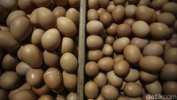Kemudian harga telur masih terpantau tinggi, hari ini rata-rata Rp 31.413/kg. Tertinggi sebesar Rp 33.000 di Pasar Paseban. Harga ini jauh dari ketetapan pemerintah yang menetapkan harga jual ayam Rp 27.000/kg.  