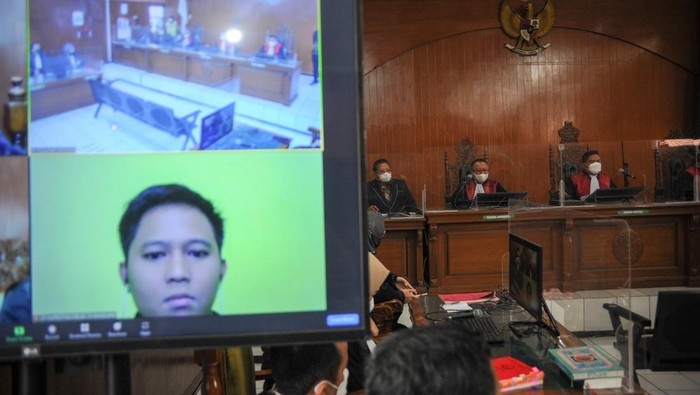 Terdakwa kasus penipuan investasi binari opsi quotex Doni M.Taufik alias Doni Salmanan mengikuti sidang putusan yang digelar secara daring di Pengadilan Bale Bandung, Baleendah, Kabupaten Bandung, Jawa Barat, Kamis (15/12/2022). Dalam sidang tersebut, majelis menjatuhi Doni Salmanan dengan hukuman empat tahun penjara, subsider enam bulan kurungan serta denda Rp1 miliar karena terbukti melakukan penipuan investasi binari opsi quotex. ANTARA FOTO/Raisan Al Farisi/foc.