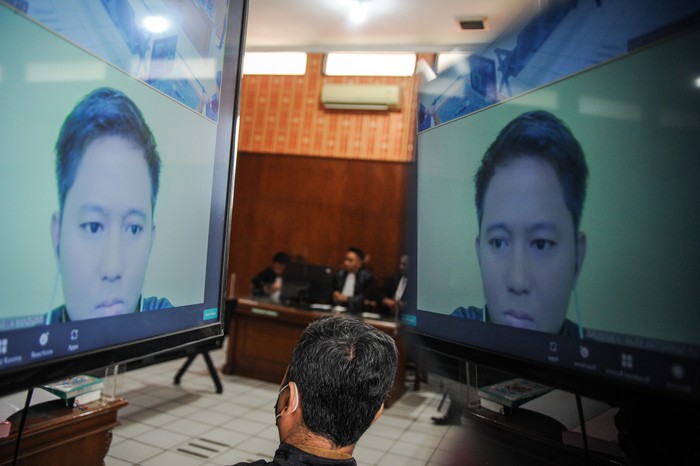Terdakwa kasus penipuan investasi binari opsi quotex Doni M.Taufik alias Doni Salmanan mengikuti sidang putusan yang digelar secara daring di Pengadilan Bale Bandung, Baleendah, Kabupaten Bandung, Jawa Barat, Kamis (15/12/2022). Dalam sidang tersebut, majelis menjatuhi Doni Salmanan dengan hukuman empat tahun penjara, subsider enam bulan kurungan serta denda Rp1 miliar karena terbukti melakukan penipuan investasi binari opsi quotex. ANTARA FOTO/Raisan Al Farisi/foc.