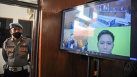 Majelis Hakim membacakan putusan kasus penipuan investasi binari opsi quotex dengan terdakwa Doni M.Taufik alias Doni Salmanan yang digelar secara daring di Pengadilan Bale Bandung, Baleendah, Kabupaten Bandung, Jawa Barat, Kamis (15/12/2022). 