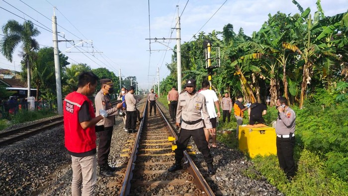 Evakuasi pria tertabrak kereta api di Kecamatan Laweyan, Solo, Kamis (15/12/2022)