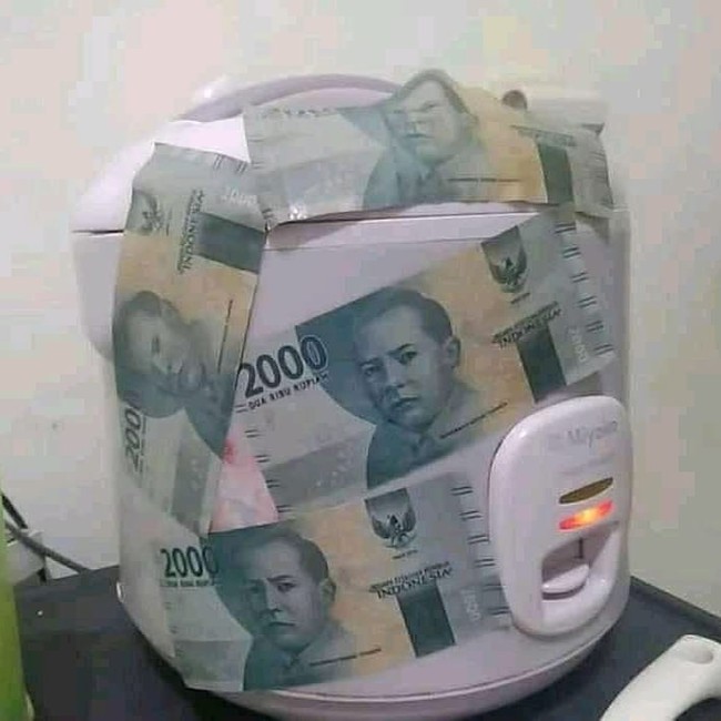 Nah kalau gini kan rice cookernya jadi multifungsi. Selain nasi matang, uang yang basah pun jadi kering. Foto: Instagram/receh.id