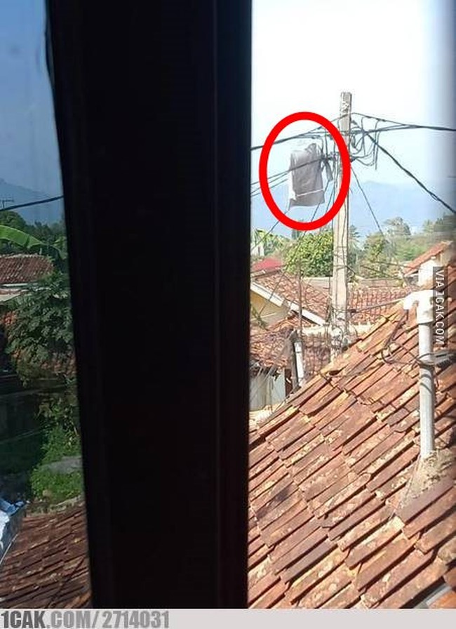 Biar cepat kering memang harus di gantung di luar dan dekat sinar matahari, tapi nggak gini juga sih caranya. Bisa-bisa malah jadi kesetrum pas mau ngambil bajunya. Foto: 1cak.com