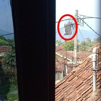 Biar cepat kering memang harus di gantung di luar dan dekat sinar matahari, tapi nggak gini juga sih caranya. Bisa-bisa malah jadi kesetrum pas mau ngambil bajunya. Foto: 1cak.com