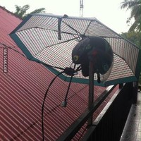 Mungkin maksudnya dipayungin biar nggak kena hujan ya.. Ada-ada saja nih tingkah netizen Indonesia. Foto: 1cak.com