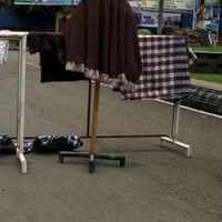 Tujuannya sebenarnya untuk menutup akses jalan masuk. Tapi bisa-bisanya malah dibuat tempat jemuran baju. Ibu-ibu mana nih ya yang kayak gini? Foto: Instagram/recehnisme