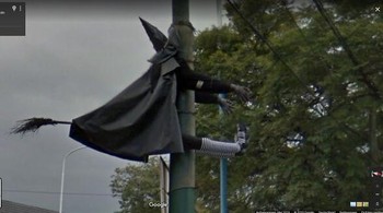 Penyihir nabrak tiang. Foto: Reddit via Boredpanda