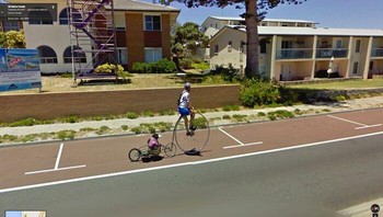 Pinguin jalan-jalan naik sepeda. Foto: Reddit via Boredpanda