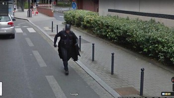 Batman sedang beraksi mengejar musuh atau malah ikutan lomba lari? Foto: Reddit via Boredpanda