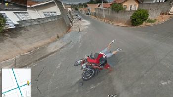 Jatuh dari motor. Foto: Reddit via Boredpanda