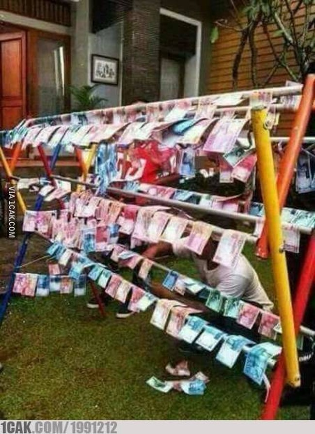 Uang rasa baju. Kalau kena angin siap-siap aja deh terbang dan nggak balik lagi kalau kayak gini mah.. Foto: 1cak.com