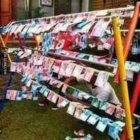 Uang rasa baju. Kalau kena angin siap-siap aja deh terbang dan nggak balik lagi kalau kayak gini mah.. Foto: 1cak.com