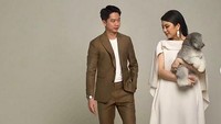 Kevin Sanjaya dan Valencia Tanoesoedibyo melibatkan beberapa ekor anjing pada sesi foto ini. Foto: Hakim Satriyo/Instagram Jonathan Wongso