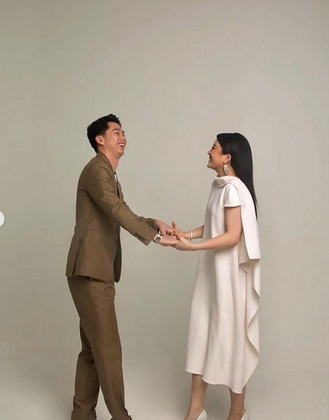 Sebelumnya, Kevin melamar Valencia di tempat yang tidak terduga. Dia membuat acara lamaran romantis di Jakarta International Stadium (JIS). Pasangan tersebut diketahui dekat dari awal tahun, namun tidak pernah mengonfirmasi hubungan mereka sampai tiba-tiba Kevin melamar Valencia yang menjabat sebagai direktur MNC Studios International itu. Foto: dok. Instagram/@valenciatanoe @jonathanwongso