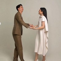 Sebelumnya, Kevin melamar Valencia di tempat yang tidak terduga. Dia membuat acara lamaran romantis di Jakarta International Stadium (JIS). Pasangan tersebut diketahui dekat dari awal tahun, namun tidak pernah mengonfirmasi hubungan mereka sampai tiba-tiba Kevin melamar Valencia yang menjabat sebagai direktur MNC Studios International itu. Foto: dok. Instagram/@valenciatanoe @jonathanwongso