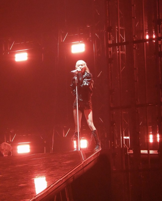 Rose BLACKPINK tampil memakai gaun metalik hingga jaket kulit Saint Laurent. V-Neck Mini Dress in Laminated Jersey yang dikenakannya bernilai $2,690 atau Rp 41,9 jutaan. Sedangkan Biker Jacket in Lambskin itu bernilai $10,000 atau Rp 155,9 jutaan. Foto: dok. Instagram @osterg75