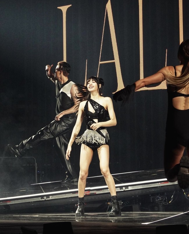 Sedangkan Lisa BLACKPINK tampil bak popstar memakai bodysuit hitam beraksen cut out sebagai global ambassador Celine. Foto: dok. Instagram @osterg75