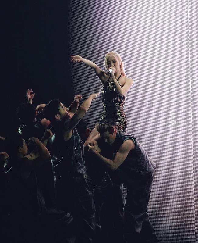 Untuk penampilan solo stage-nya, Rose BLACKPINK menyanyikan lagu Hard to Love dari album terbaru BLACKPINK, BORN PINK. Global ambassador Saint Laurent itu juga menyanyikan lagu solonya On the Ground. Foto: dok. Instagram @osterg75