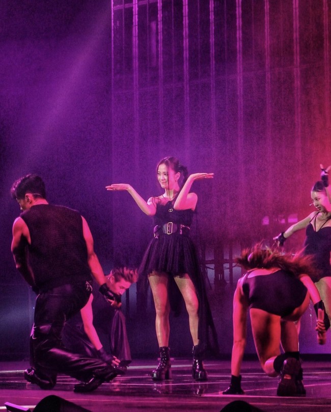 Ada pula Jisoo BLACKPINK yang mewakili brand fashion Prancis, DIOR memakai black ruffled dress dari koleksi Autumn Winter 2022/2023 Ready to Wear. Foto: dok. Instagram @osterg75