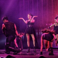 Ada pula Jisoo BLACKPINK yang mewakili brand fashion Prancis, DIOR memakai black ruffled dress dari koleksi Autumn Winter 2022/2023 Ready to Wear. Foto: dok. Instagram @osterg75