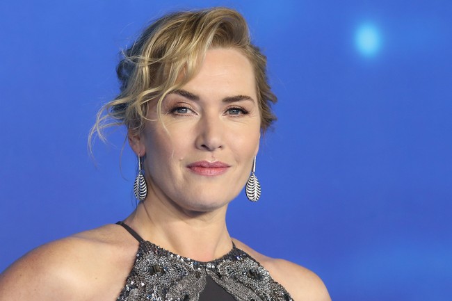 Di premier Avatar 2, Kate Winslet menyempurnakan gayanya dengan sepasang anting berlian berbentuk daun. Sementara itu, rambut dengan tatanan updo memberi sentuhan akhir yang elegan. (Foto: Lia Toby/Getty Images)