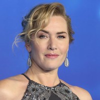 Di premier Avatar 2, Kate Winslet menyempurnakan gayanya dengan sepasang anting berlian berbentuk daun. Sementara itu, rambut dengan tatanan updo memberi sentuhan akhir yang elegan. (Foto: Lia Toby/Getty Images)