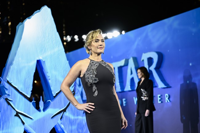 Acara pemutaran perdana Avatar: The Way of Water di London baru-baru ini meriah dengan kehadiran para pemerannya. Mereka pun memberikan penampilan terbaik di karpet merah, tanpa terkecuali Kate Winslet. (Foto: Gareth Cattermole/Getty Images for Disney)