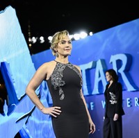Acara pemutaran perdana Avatar: The Way of Water di London baru-baru ini meriah dengan kehadiran para pemerannya. Mereka pun memberikan penampilan terbaik di karpet merah, tanpa terkecuali Kate Winslet. (Foto: Gareth Cattermole/Getty Images for Disney)