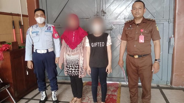 Ibu dan anak dijebloskan penjara karena memecahkan pot saat menagih utang