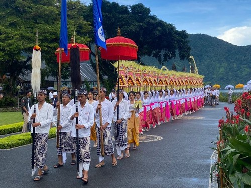 Iring-iringan gebogan yang dijunjung para ibu di areal Pura Ulundanu Beratan pada Rabu (14/12/2022). (Istimewa)