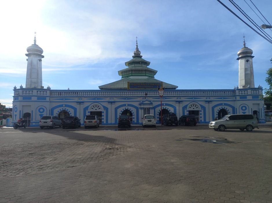 Istano Baso Pagaruyung yang dulunya menjadi pusat pemerintahan Kerajaan Minangkabau. Istano tersebut berada di Kabupaten Tanah Datar.