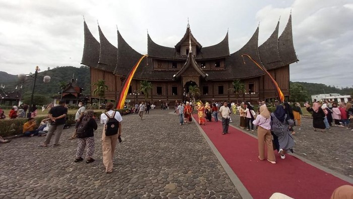 Istano Baso Pagaruyung yang dulunya menjadi pusat pemerintahan Kerajaan Minangkabau. Istano tersebut berada di Kabupaten Tanah Datar.