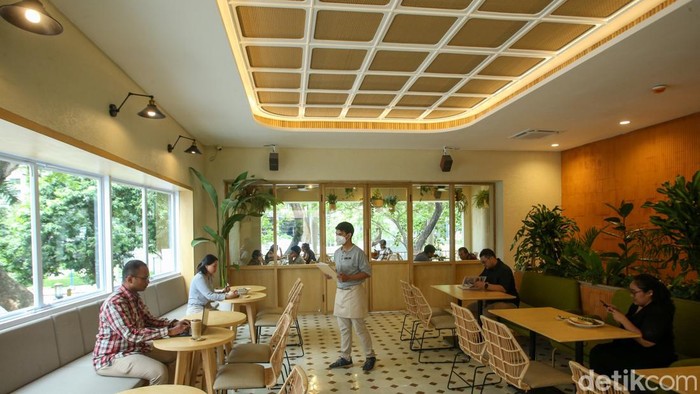 1 Pengunjung menikmati makanan di Bermvda Café & Eatery hadir di One Satrio, Jakarta, Kamis (15/12/2022).