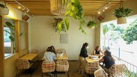 Deretan cafe dengan berbagai konsep kini mengisi sibuknya Ibu Kota, beragam menu andalan siap memanjakan lidah.