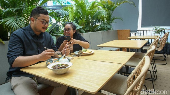 Jajal Tempat Nongkrong Baru di One Satrio 1 Pengunjung menikmati makanan di Bermvda Café & Eatery hadir di One Satrio, Jakarta, Kamis (15/12/2022).