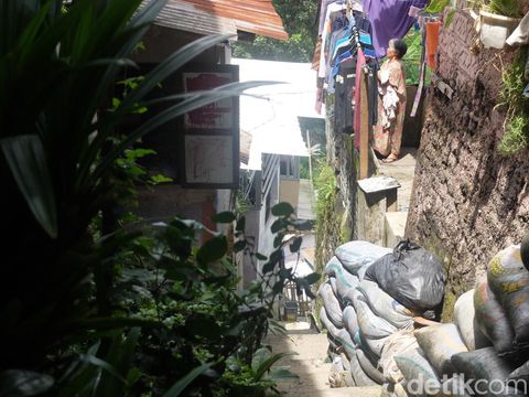 Jalur 1000 anak tangga di Kampung Pelangi 200