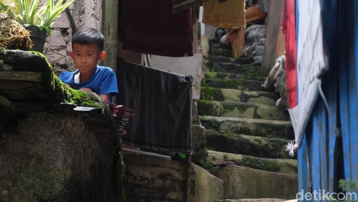 Jalur 1000 anak tangga di Kampung Pelangi 200