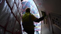 Qantas saat ini sedang dalam proses mengubah dua pesawat berbadan lebar A330 menjadi pesawat angkut khusus guna meningkatkan kapasitas untuk aktivitas pengangkutan domestik dan internasional.