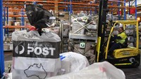 Tampak para pekerja sibuk memindahkan cargo.