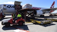 Palet elektronik dan barang kelas atas diturunkan dari penerbangan Qantas QF7526 dari Hong Kong setelah mendarat di Bandara Internasional Kingsford Smith pada 15 Desember 2022 di Sydney, Australia, 15 Desember 2022.