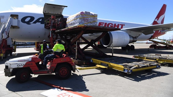 SYDNEY, AUSTRALIA - DECEMBER 15: Freight being managed inside the Qantas freight terminal at Kingsford Smith International Airport on December 15, 2022 in Sydney, Australia. Qantas Freight is on track for a record month in December, with e-commerce trends that emerged during the COVID-19 pandemic continuing to build. The airline’s freight division has ramped up operations to meet demand, including running chartered freight services on A330 aircraft. Qantas is currently in the process of converting two A330 widebody aircraft into designated freighters in order to increase capacity for domestic and international freight activity. (Photo by James D. Morgan/Getty Images)
