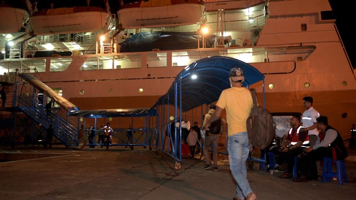 Sejumlah penumpang menaiki KM Tatamailau dari pelabuhan Samudera Bitung, Sulawesi Utara, Rabu (14/12/2022). Ratusan pemudik asal Maluku dan Papua memilih untuk pulang lebih awal untuk merayakan Natal dan Tahun baru di kampung halaman dengan menggunakan transportasi laut yang harganya masih relatif terjangkau. ANTARA FOTO/Adwit B Pramono/aww.