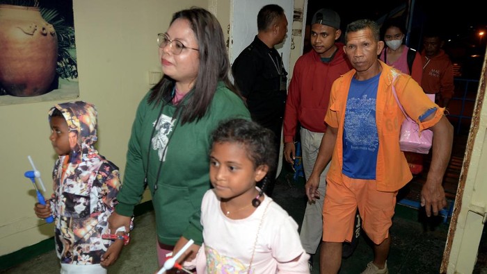 Sejumlah penumpang menaiki KM Tatamailau dari pelabuhan Samudera Bitung, Sulawesi Utara, Rabu (14/12/2022). Ratusan pemudik asal Maluku dan Papua memilih untuk pulang lebih awal untuk merayakan Natal dan Tahun baru di kampung halaman dengan menggunakan transportasi laut yang harganya masih relatif terjangkau. ANTARA FOTO/Adwit B Pramono/aww.