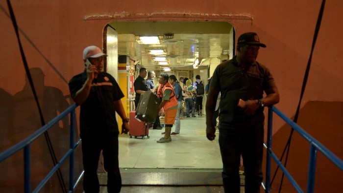 Jelang Nataru, Pemudik Mulai Terlihat di Pelabuhan Samudera Bitung Sejumlah penumpang menaiki KM Tatamailau dari pelabuhan Samudera Bitung, Sulawesi Utara, Rabu (14/12/2022). Ratusan pemudik asal Maluku dan Papua memilih untuk pulang lebih awal untuk merayakan Natal dan Tahun baru di kampung halaman dengan menggunakan transportasi laut yang harganya masih relatif terjangkau. ANTARA FOTO/Adwit B Pramono/aww.