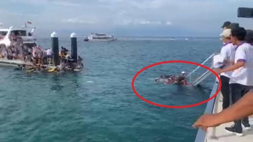 Detik-detik saat wisatawan tercebur ke laut usai jembatan penghubung boat dengan dermaga ponton di Pelabuhan Banjar Nyuh, Nusa Penida, Klungkung, ambruk, Kamis (15/12/2022) sore